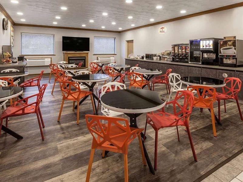 Super 8 By Wyndham Uniontown Pa Hotel Екстериор снимка