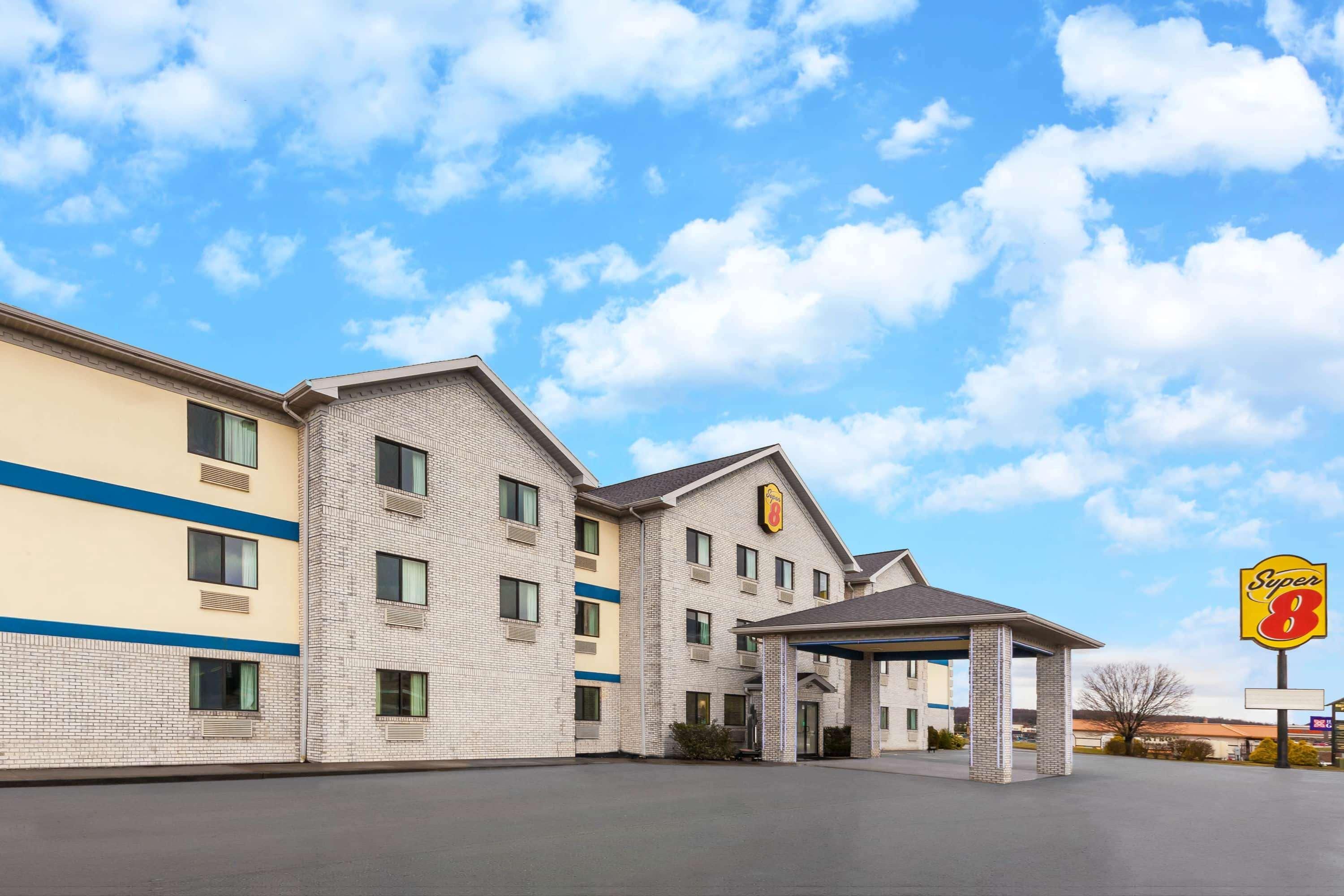 Super 8 By Wyndham Uniontown Pa Hotel Екстериор снимка