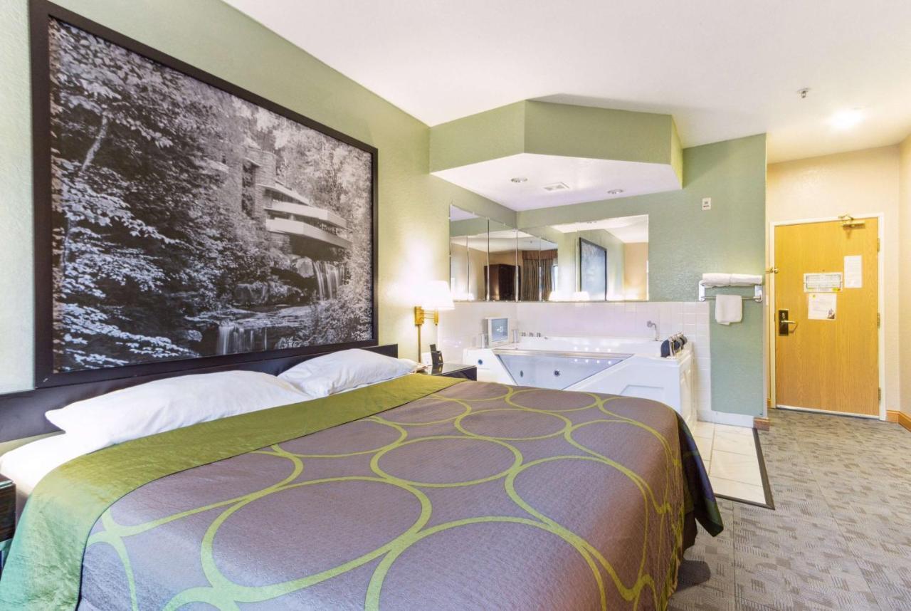 Super 8 By Wyndham Uniontown Pa Hotel Екстериор снимка