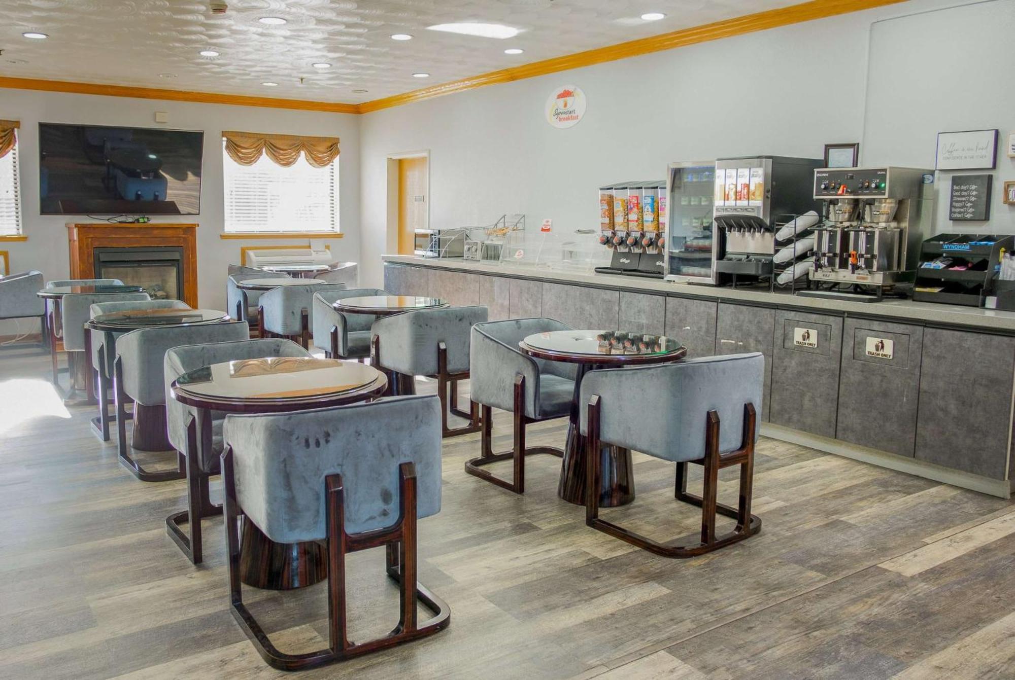 Super 8 By Wyndham Uniontown Pa Hotel Екстериор снимка