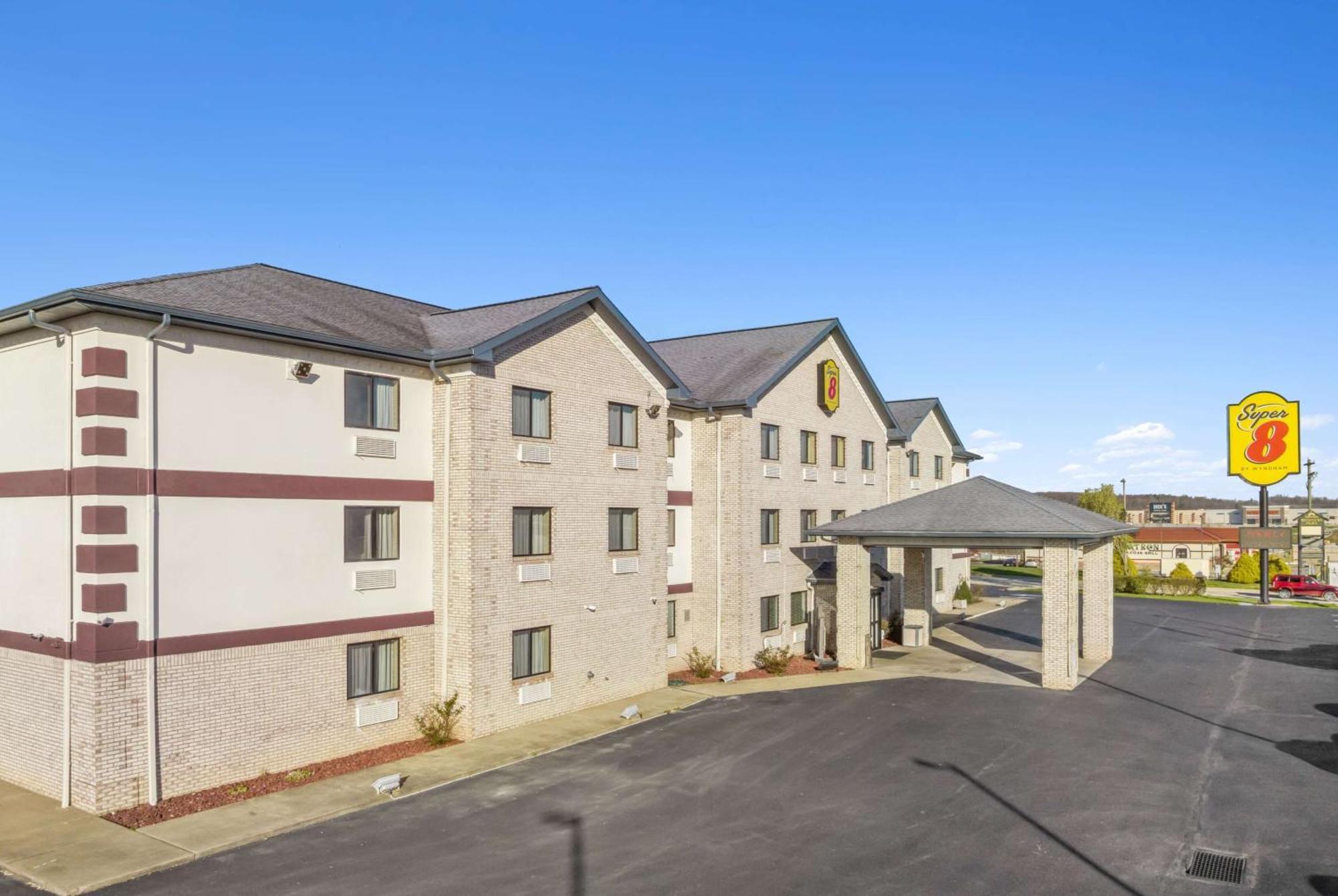 Super 8 By Wyndham Uniontown Pa Hotel Екстериор снимка
